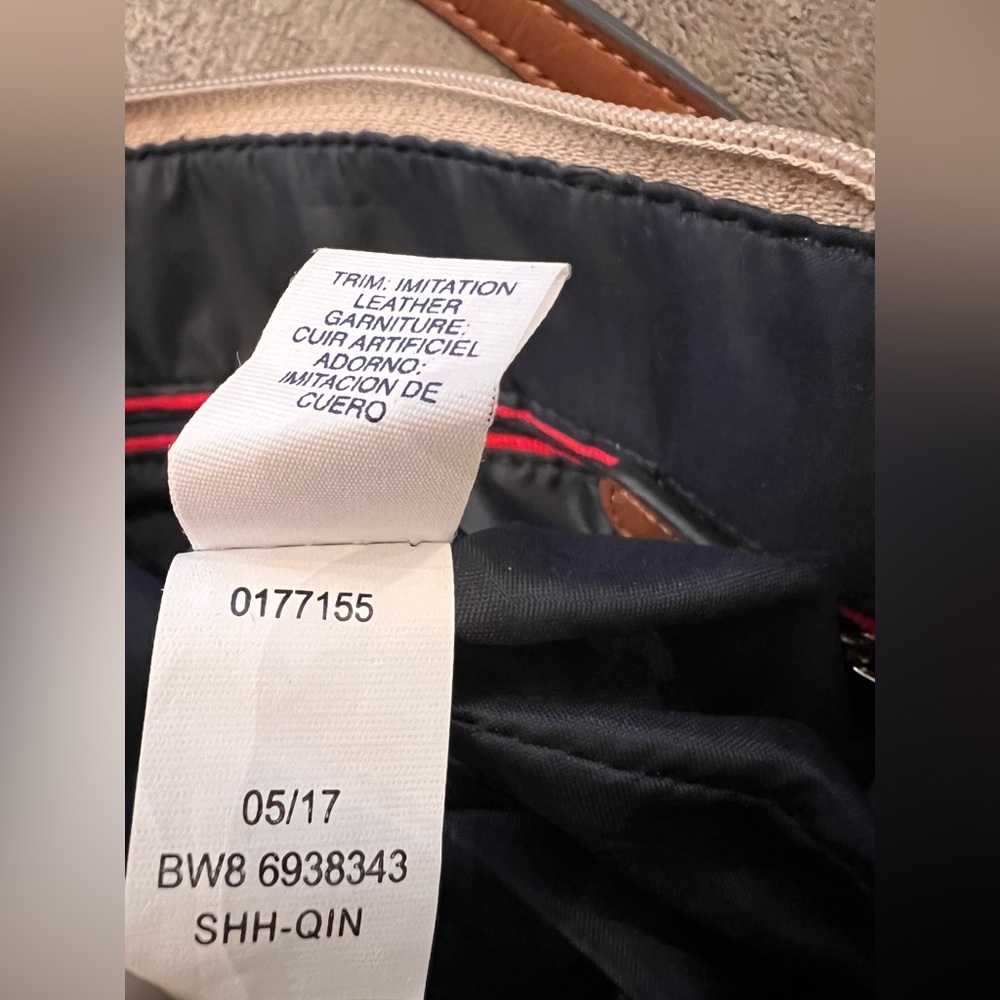 Tommy Hilfiger Crossbody EUC - Picture 10 of 11